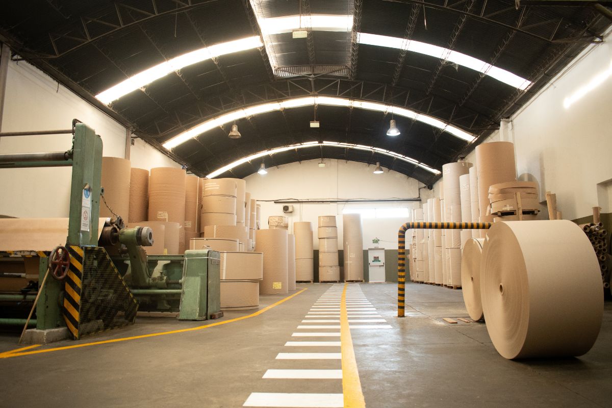 Nave de producción con bobinas de papel kraft