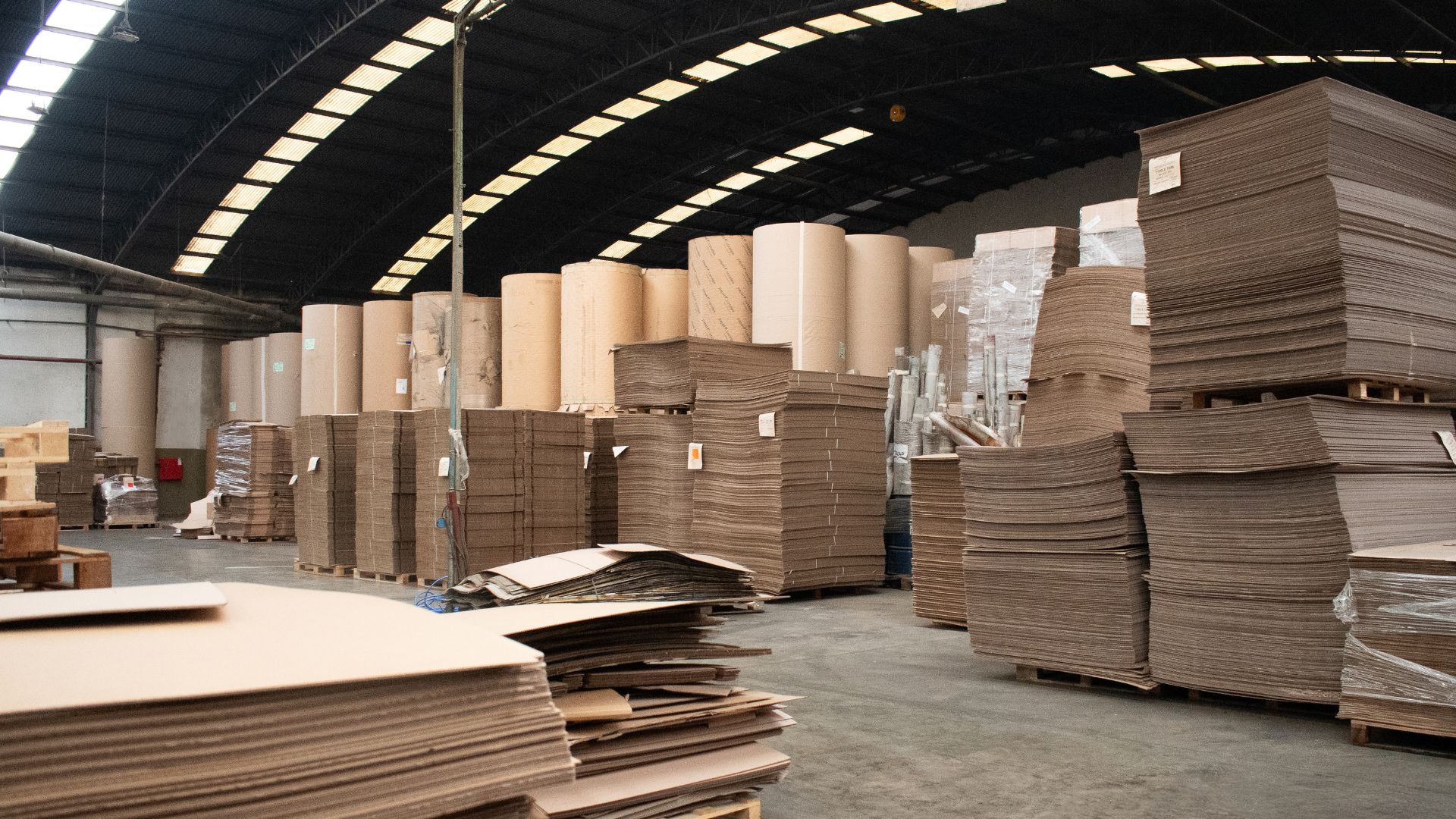 Stock de planchas de cartón corrugado